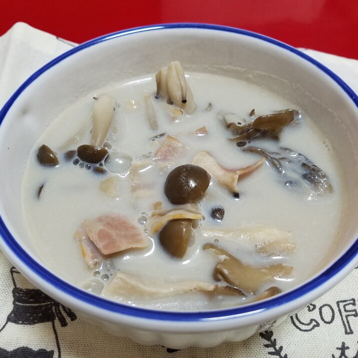 温かきのことベーコンの豆乳スープ